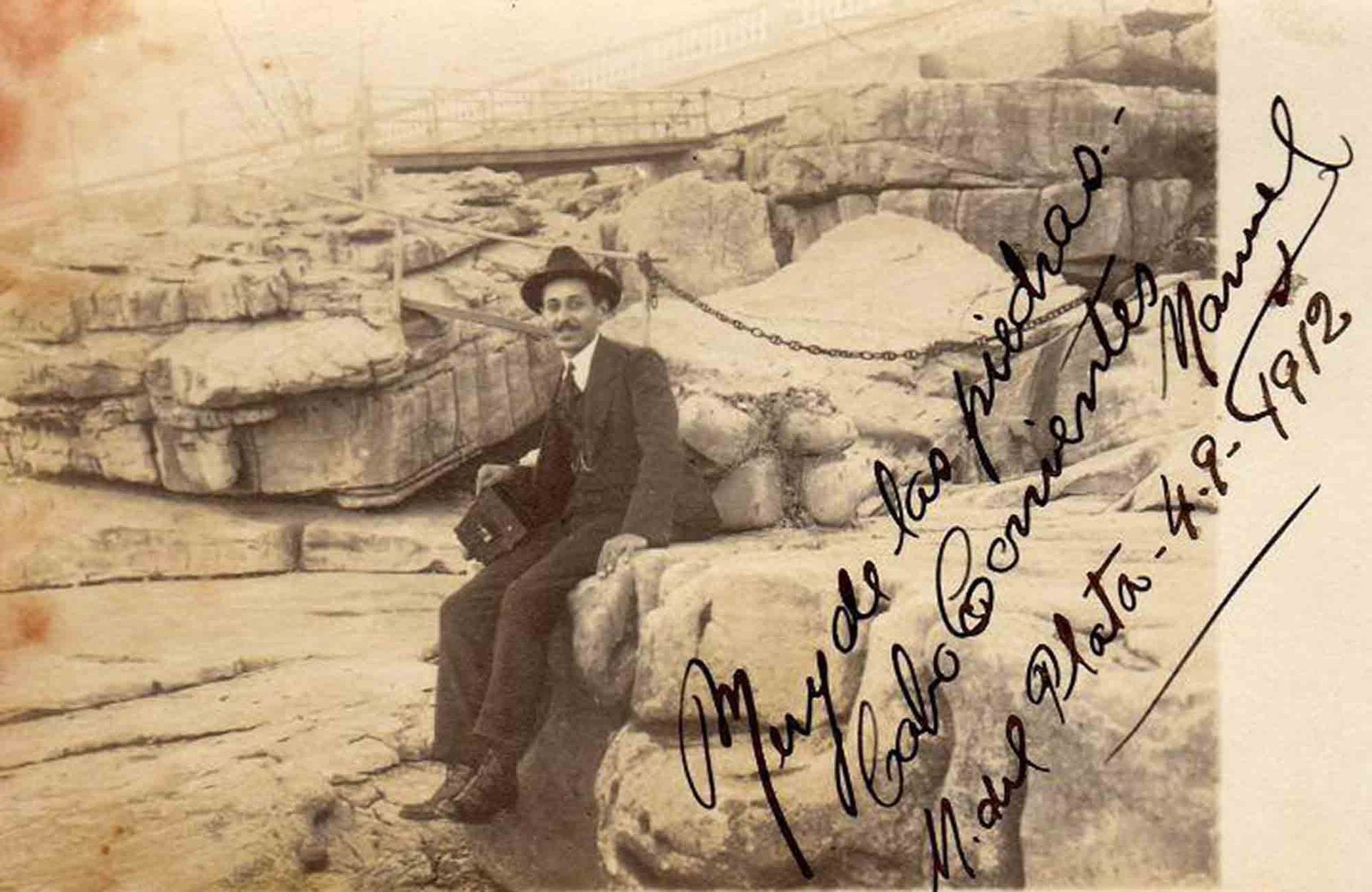 Manuel Suárez en las Rocas de Cabo Corrientes, Mar del Plata.