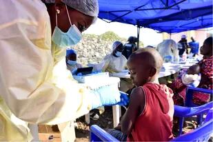 Una médica congoleña vacuna a un chico en la localidad de Goma
