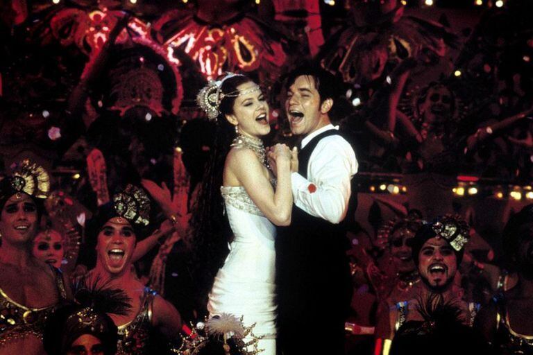 En Moulin Rouge (2001), Nicole Kidman y Ewan McGregor cantan su amor imposible y apasionado