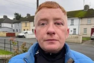 Según Declan Haughney, fue golpeado por los vecinos que lo acusan de ser el "asesino" de su tío.