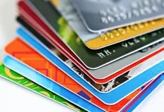 Una mujer sacó una tarjeta de crédito hace 10 años y hoy debe más de 140.000 dólares