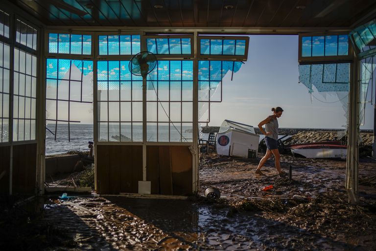 ARCHIVO - Carla Bayerri, de 45, inspecciona su restaurante tras inundaciones en el poblado costero de Alcanar, en el norte de España, el 2 de septiembre de 2021. (AP Foto/Joan Mateu Parra, archivo)