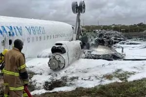 Un avión “volcó” cuando aterrizaba y los 36 pasajeros que llevaba se salvaron de milagro