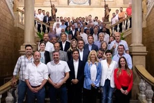 Kicillof, con Máximo Kirchner, intendentes y funcionarios, el mes pasado, en La Plata