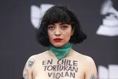 Latin Grammy: Mon Laferte protestó y se desnudó por la crisis en Chile