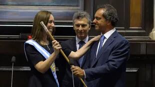 Emocionada, María Eugenia Vidal recibió el bastón de mando que le entregó Scioli; a su lado, el presidente Macri