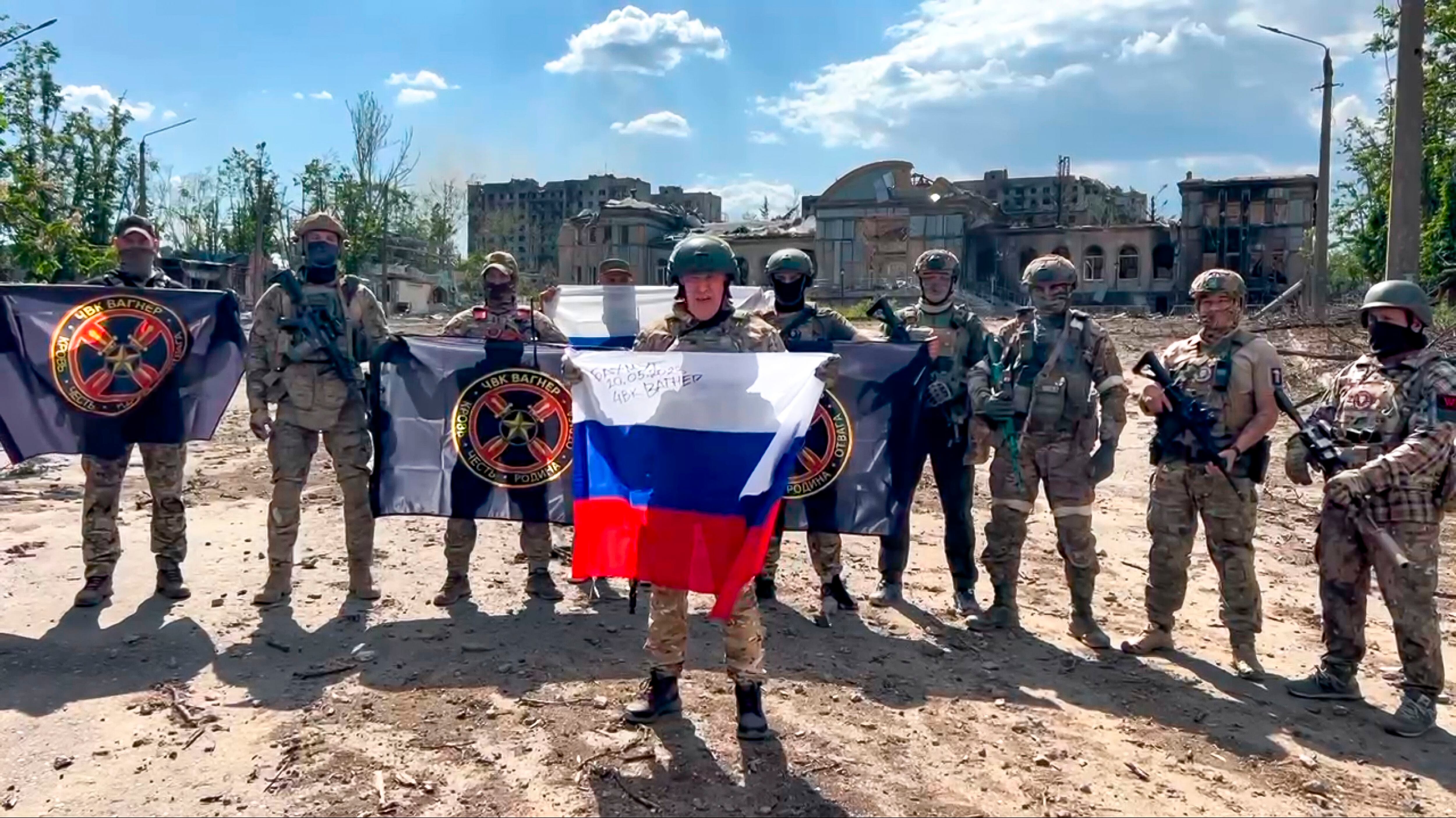 En esta imagen tomada de un vídeo y difundida por el Servicio de Prensa de Prigozhin el sábado 20 de mayo de 2023, Yevgeny Prigozhin, jefe de la compañía militar Wagner Group habla sosteniendo una bandera nacional rusa delante de sus soldados en Bakhmut, Ucrania.