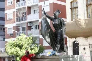 La escultura de María Remedios del Valle fue inaugurada en la Plazoleta Alfonso Castelao con representantes de la comunidad afro, en el Día Nacional de las y los Afroargentinos/as y de la Cultura Afro 