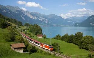 Un tren recorre las montañas suizas y ofrece una vista maravillosa del Lago Lucerna.