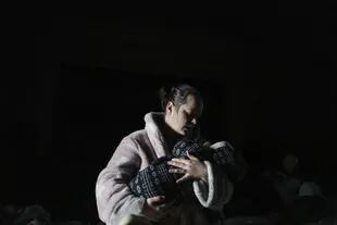 Una mujer sostiene a un bebé en un refugio antibombas en Mariupol, Ucrania, el 8 de marzo de 2022.