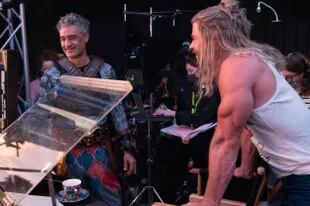 Taika Waititi y  Chris Hemsworth durante la filmación de Thor: amor y trueno