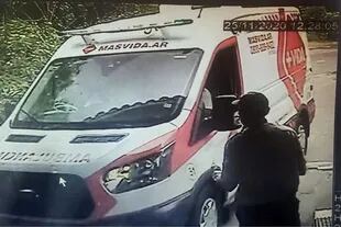 La primera ambulancia en llegar al barrio donde vivía Maradona