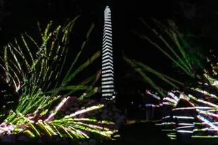 La intervención del Obelisco con obras de Julio Le Parc, recreada sobre un árbol en la isla El Descanso 