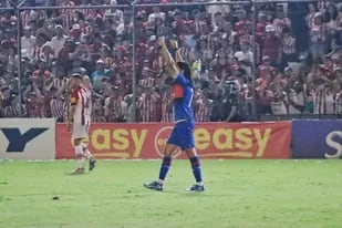 Pablo Magnín festeja su gol, el 1-0 de Tigre ante San Martín de Tucumán