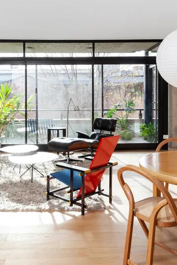 Una arquitecta convirtió una oficina en un hogar luminoso y minimalista para su hermano