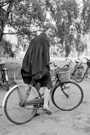 La futura Reina en bicicleta después de llegar a Cambridge para estudiar Arqueología y Derecho Internacional, en marzo de 1960