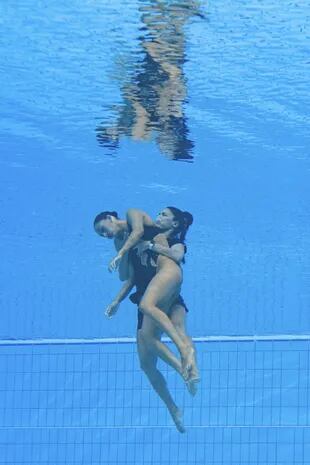 Un miembro del Equipo de EE. UU. recupera a Anita Alvarez del fondo de la piscina durante un incidente en las finales de natación artística libre en solitario de mujeres, en el Campeonato Mundial Acuático de Budapest