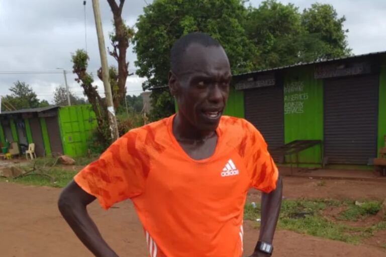 Edwin Kirwa, el ganador del CoronaRun, la particular carrera de los atletas keniatas que persigue a "rivales imaginarios"