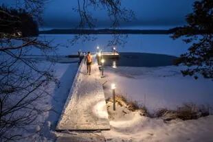 En Finlandia es usual nadar en lagos congelados luego del sauna.