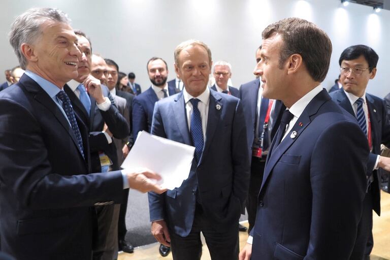 Mauricio Macri, en Osaka, con el francés Emmanuel Macron; los mira el presidente del Consejo Europeo, Donald Tusk