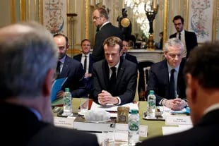 Mientras la Argentina aspira a lograr un acuerdo comercial con la UE, los líderes europeos enfrentan crisis de diversa índole en sus propios territorios; en la foto, Emmanuel Macron durante una reunión en París