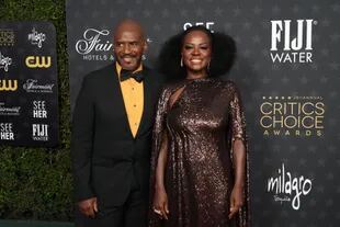 Julius Tennon y Viola Davis en los Critics Choice Awards