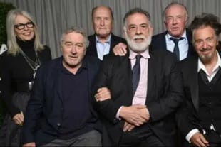 Francis Ford Coppola rodeado por el elenco en pleno de El padrino, reunidos para celebrar el medio siglo de la película, que volvió a los cines hace pocas semanas en copia restaurada en 4K
