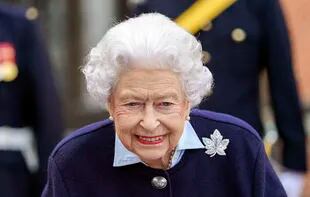 ARCHIVO - La reina Isabel II de Inglaterra se reúne con miembros del Regimiento Real de Artillería Canadiense en el Castillo de Windsor, el miércoles 6 de octubre de 2021 en Windsor, Inglaterra. La reina decidió no pasar la Navidad en la finca real de Sandringham en el este de Inglaterra ante las preocupaciones sobre la variante ómicron de rápida propagación, informó el palacio el lunes 20 de diciembre de 2021. (Steve Parsons/Pool vía AP, Archivo)
