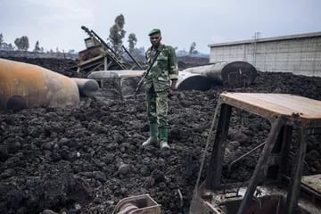 Un soldado congoleño hace guardia en las instalaciones de suministro de agua y electricidad, destruidas por el flujo de la lava del volcán Nyiragongo, en los vecindarios del norte de Goma