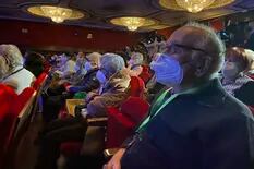 En un teatro madrileño se realizó una función para abuelos vacunados