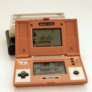 Donkey Kong, 1982. Versión portátil para doble pantalla del videojuego creado por el diseñador Shigeru Mishamoto para Nintendo. Pertenece a la serie Game Watch, que incluía reloj y alarma.
