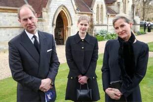 Eduardo y su esposa Sofía, los duques de Wessex, junto a su hija, este domingo tras la ceremonia