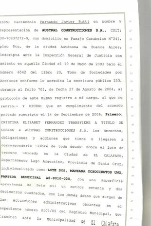 Cristina Kirchner transfiere el lote a Lázaro Báez, según la escritura a la que accedió LA NACION