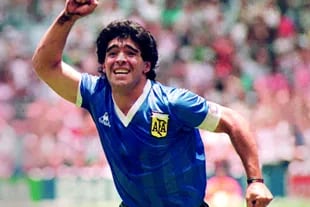 Diego Maradona, en el glorioso partido contra Inglaterra de México 86; su muerte impacta al mundo