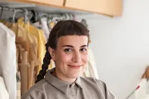 Lucía Chain, la diseñadora que tiñe sus prendas con remolacha, yerba y cebolla