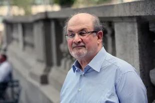 Desde el año 2000 Rushdie se mudó a los Estados Unidos (en la foto, en la entrada de la Biblioteca de Nueva York)