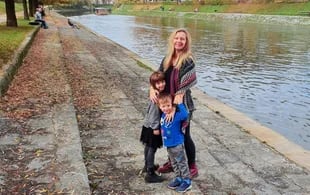 Milena e i suoi figli fanno una passeggiata a Lubiana, la capitale della Slovenia.