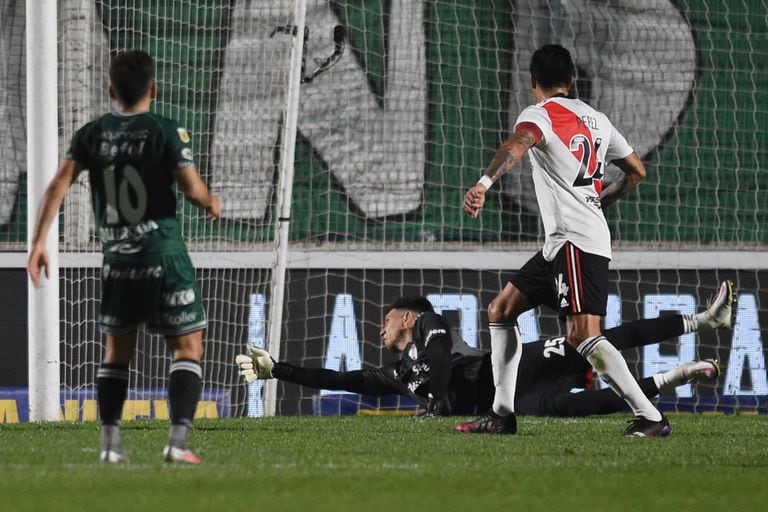 Enzo Pérez observa una gran atajada de Bologna ante Sarmiento, en Junín