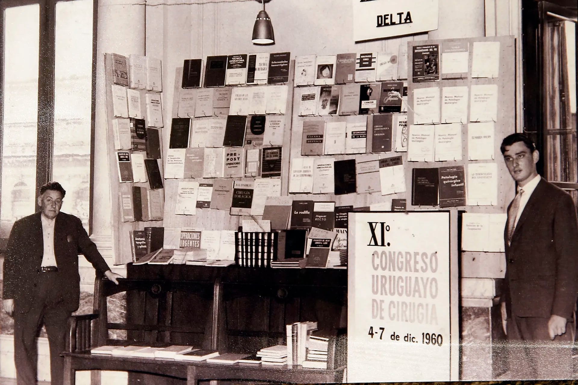 Alfredo en su pequeña editorial en Montevideo, su ciudad natal.

