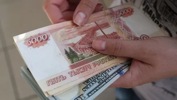 Los rusos confían cada vez menos en el valor de su moneda 