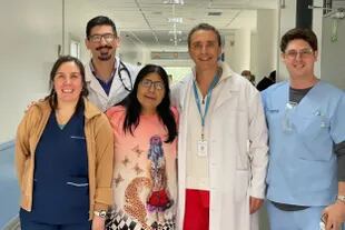 Mercedes Llanquinau y Marcelo Nahin junto a la doctora Julieta Seoane, los doctores Nicolás Antonini y Fernando Mayo