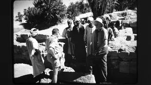 El egiptólogo argentino y miembros de su equipo de excavación, en, Aksha, Sudán, a inicios de los 60