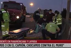 Panamericana: un camionero quiso esquivar un auto, chocó contra el muro de contención y salió despedido