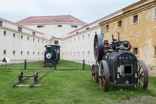 El Museo del Presidio y locomotoras de los trenes que usaban los presos.