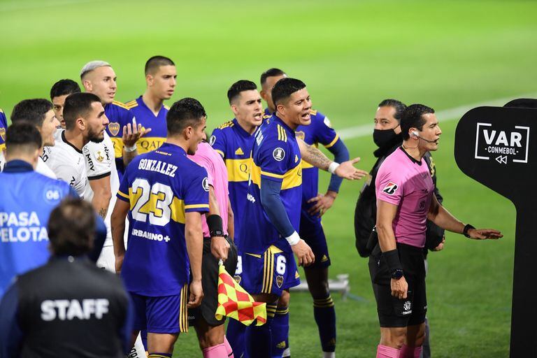 El árbitro Andrés Rojas Noguera consulta el VAR para luego anular un gol de Boca durante el partido entre Boca y Atlético Mineiro, en la Bombonera