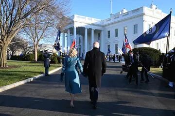 El presidente estadounidense Joe Biden (derecha) y la primera dama Jill Biden llegan a la Casa Blanca en Washington