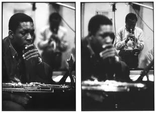 Coltrane y un momento de descanso mientras Miles, detrás, toca la trompeta, durante las sesiones de Kind of Blue, en 1959