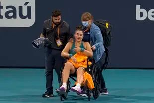 La tenista canadiense Bianca Andreescu debió abandonar la cancha en silla de ruedas tras sufrir una lesión en el tobillo izquierdo