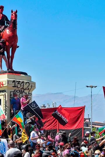 La gente protesta en el monumento al General Baquedano para conmemorar el primer aniversario de la protesta en Chile. 