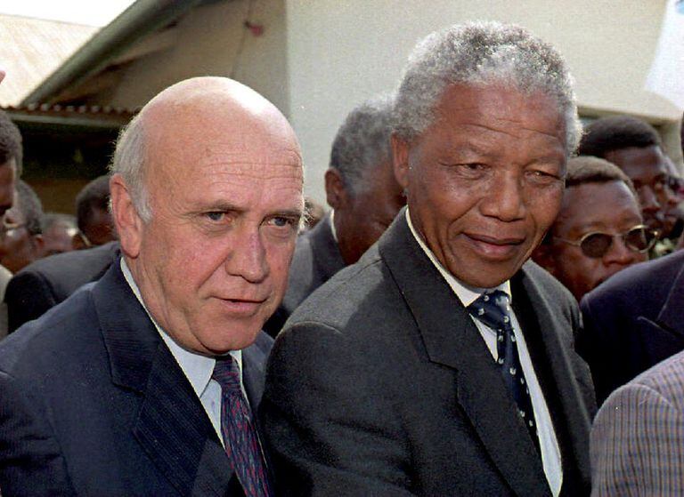 Durante su gobierno, F.W. de Klerk desmanteló el programa de armas nucleares de Sudáfrica y puso fin al apartheid 
 (Photo by WALTER DHLADHLA / AFP)